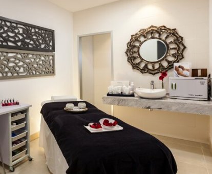 Foto de la sala de masajes y tratamientos del centro de bienestar.