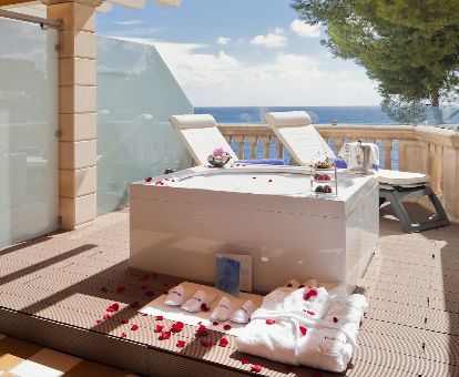 Terraza con jacuzzi privado y vistas al mar de una de las habitaciones de este moderno hotel.