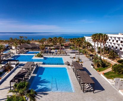 Fabulosa zona exterior con varias piscinas rodeadas de vegetación de este hotel junto al mar.