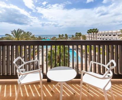 Foto de las instalaciones de este hotel con vistas al mar.