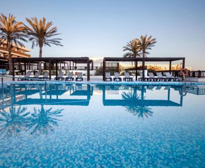 Foto de la piscina al aire libre disponible todo el año de este maravilloso hotel.