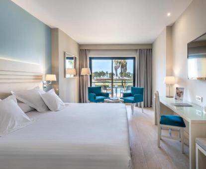 Foto de una de las habitaciones con terraza y vistas al mar y a los campos de golf del hotel.