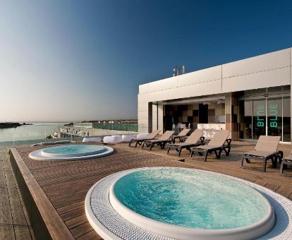 Terraza solarium con jacuzzis exteriores y vistas al mar de este romántico hotel solo para adultos.