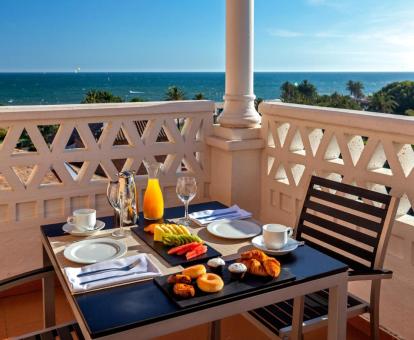 Foto del balcón amueblado con vistas al mar de una de las habitaciones.