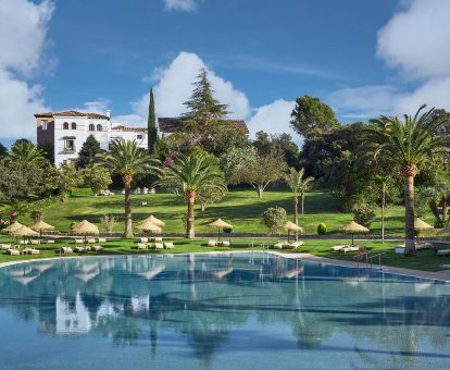Hotel con maravillosos jardines y una gran piscina al aire libre, ideal para disfrutar de una estancia en pareja.