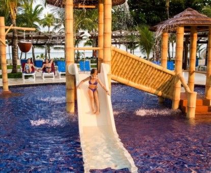 Foto de la piscina con toboganes de agua del hotel.