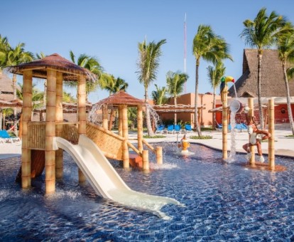 Foto de la piscina con toboganes de agua del hotel.