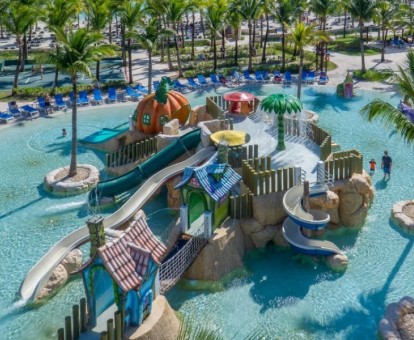 Foto de la piscina con toboganes de agua del hotel.