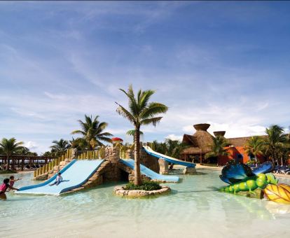 Foto de la piscina con toboganes de agua del hotel.