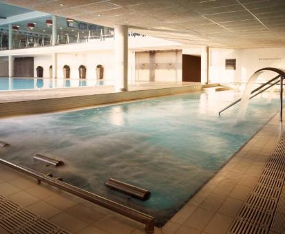 Foto de la piscina interior del spa del hotel abierta todo el año.