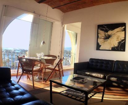 Foto de las instalaciones de este apartamento con vistas al mar.