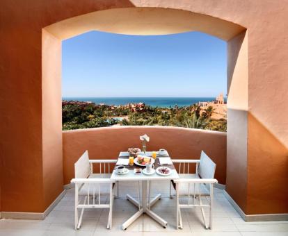 Foto del balcón amueblado con vistas al mar de una de las habitaciones del hotel.