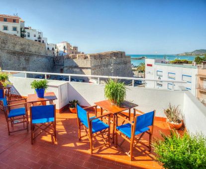 Agradable terraza con mobiliario al aire libre y vista al mar de este coqueto hotel.