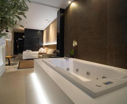 Preciosa habitación doble superior con bañera de hidromasaje privada cerca de la cama.