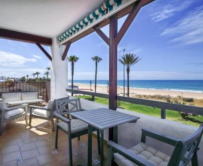Foto de la terraza con comedor exterior y vistas al mar del apartamento.