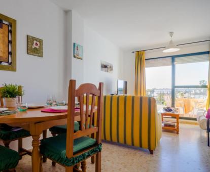 Foto del interior de este apartamento con balcón y vistas al mar.