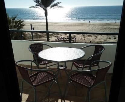 Foto de la terraza con comedor exterior y vistas al mar del apartamento.