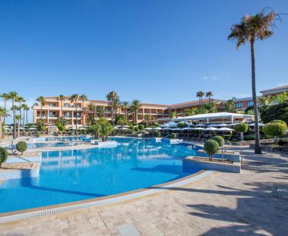 Foto de la piscina al aire libre disponible todo el año de este hotel.