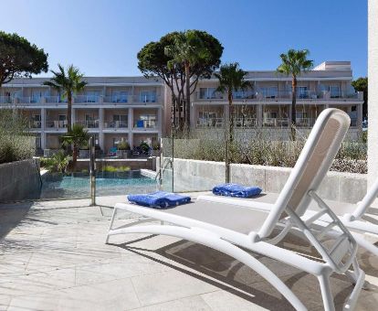 Terraza con tumbonas y piscina privada de la suite junior del hotel.