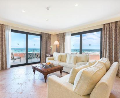 Foto de una de las habitaciones con vistas al mar de este hotel.