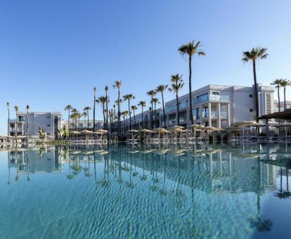 Foto de la piscina al aire libre disponible todo el año del alojamiento.