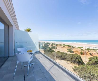 Foto de las vistas al mar desde la terraza privada de una de las habitaciones del hotel.