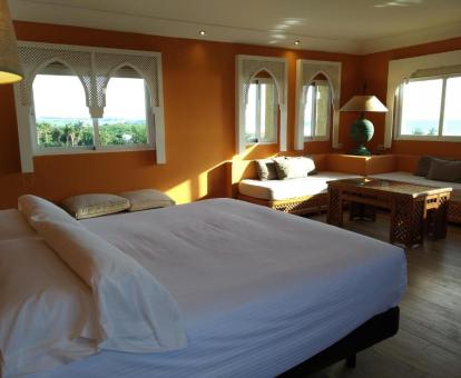 Foto de una de las habitaciones con vistas al mar del hotel.