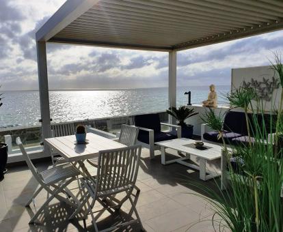 Foto de la preciosa terraza con espectaculares vistas al mar de la casa.