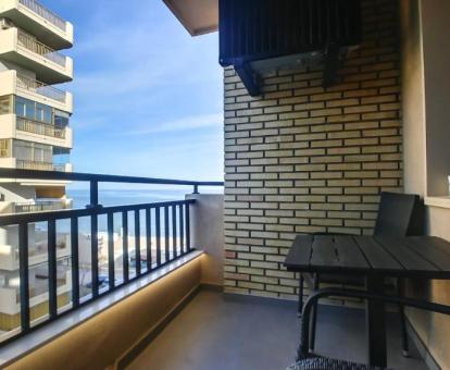 Foto del balcón amueblado con vistas al mar de este apartamento.