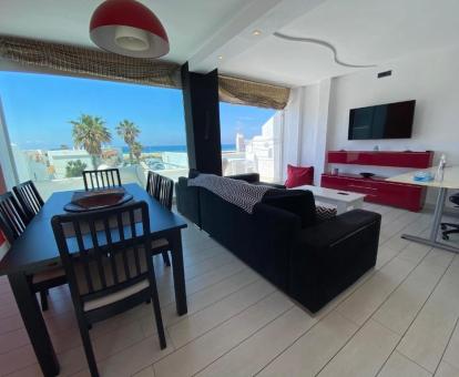 Foto del interior de este precioso loft con vistas al mar.