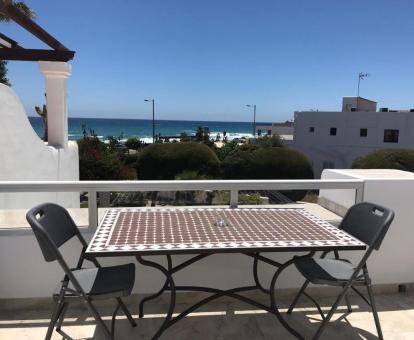 Foto de las instalaciones de este hotel con vistas al mar.