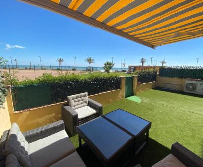 Foto de las instalaciones de este apartamento con vistas al mar.