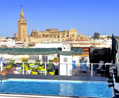 Foto de la terraza al aire libre del hotel con piscina y vistas a la Catedral.
