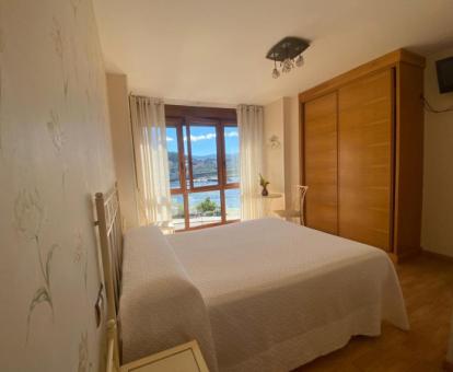 Foto de una de las habitaciones con vistas al mar.