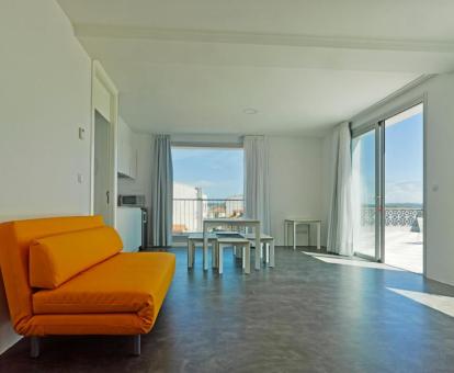 Foto del amplio salón comedor con vistas al mar del apartamento de este establecimiento.