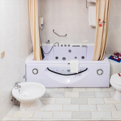 Foto de la bañera de hidromasaje que hay en el baño de una de las habitaciones del Hotel Bellavista Sevilla