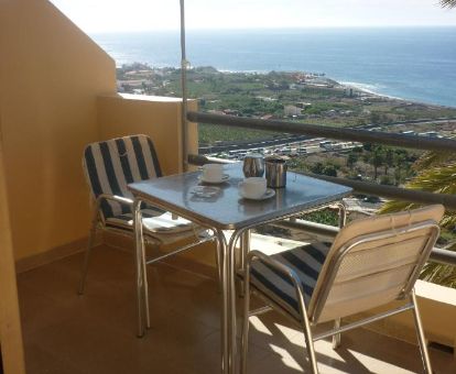 Terraza con mobiliario y fabulosas vistas al mar de uno de los apartamentos del complejo.