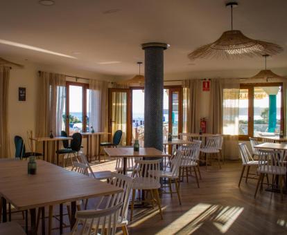 Foto del comedor interior con vistas al mar de este alojamiento.