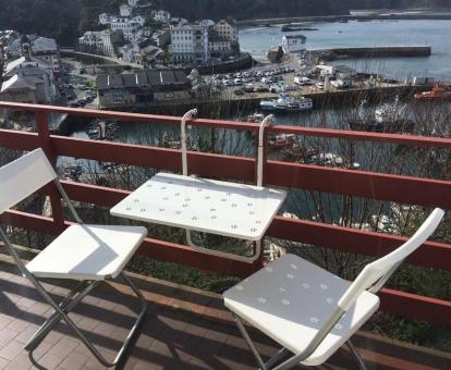 Foto de la terraza amueblada con vistas al mar del apartamento.