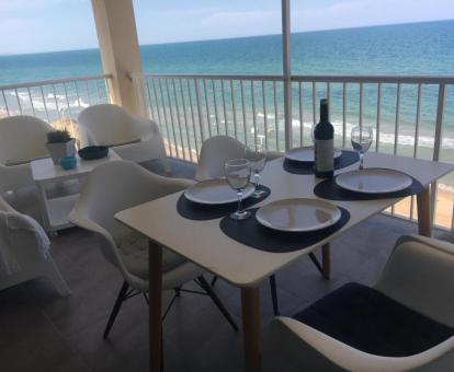 Foto de las instalaciones de este apartamento con vistas al mar.