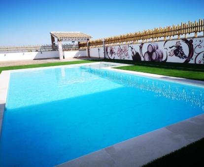 Foto de la piscina al aire libre disponible todo el año de este alojamiento.