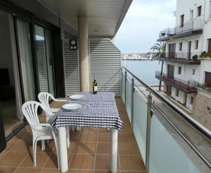 Foto de las instalaciones de este hotel con vistas al mar.