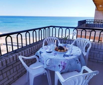 Foto de las instalaciones de este apartamento con vistas al mar.