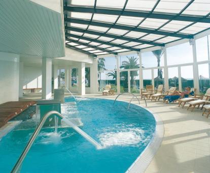 Foto de la piscina de hidroterapia con vistas del spa del hotel.