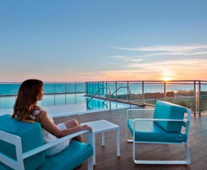Foto de la terraza solarium del hotel con vistas al mar.