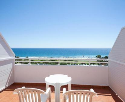 Foto de las instalaciones de este hotel con vistas al mar.
