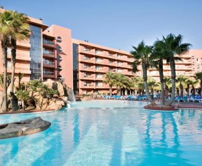Foto de una de las preciosas piscinas al aire libre disponibles todo el año de este hotel.
