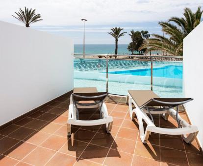 Foto de las instalaciones de este hotel con vistas al mar.