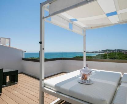 Foto de las instalaciones de este hotel con vistas al mar.