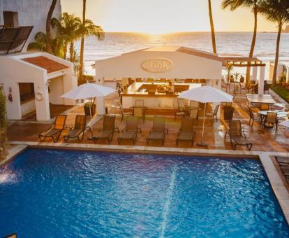 Foto de las instalaciones de este hotel frente al mar.